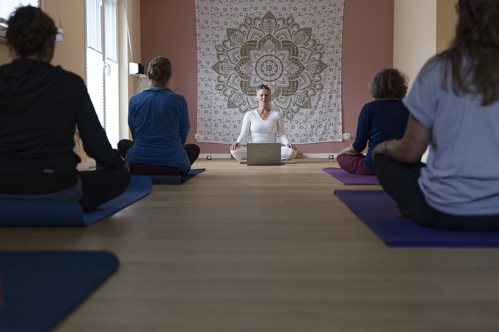 Yogastunde bei INNENHALT — Klasse vor dem Mandala
